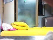 周末与漂亮90后女友在出租房内激情打炮过夜