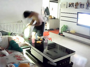 经典！客厅狂干漂亮小姨子，儿子突然闯进来，你门在干嘛啊