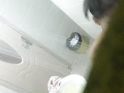 窗户缝隙偷拍长相清纯的妹子用中药水洗逼 不知道是不是房事过多