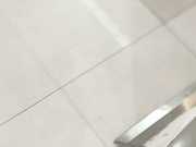 悲催的清纯眼镜妹商场里被直接撸射到头发上