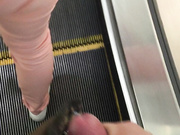 悲催的清纯眼镜妹商场里被直接撸射到头发上