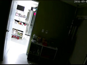 摄像头监控偷拍白领夫妻半夜赤裸出来搞东西，估计是刚干完出来洗澡或者弄吃的