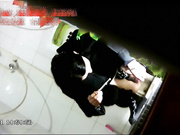 重金新购豪门女厕偷拍系列制服美眉用验孕棒反复检测自己的尿液