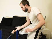 性交机器和真正的鸡巴插进她的阴部和屁股