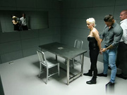 米拉·米兰准备通过性交摆脱法律的束缚