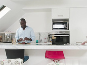 纹身荡妇安娜·德维尔自慰被她的大黑继父性交