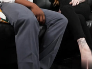 纹身红发女郎在丈夫面前操弄大黑鸡巴