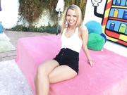 金发少女阿丽娜·韦斯特与迈克·阿德里亚诺肛交