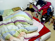 出租屋攝像頭黑客破解拍攝到的年輕情侶睡前啪啪打炮 貌似妹子有點變態聞完自己的陰道分泌物又聞臭腳～720P高清