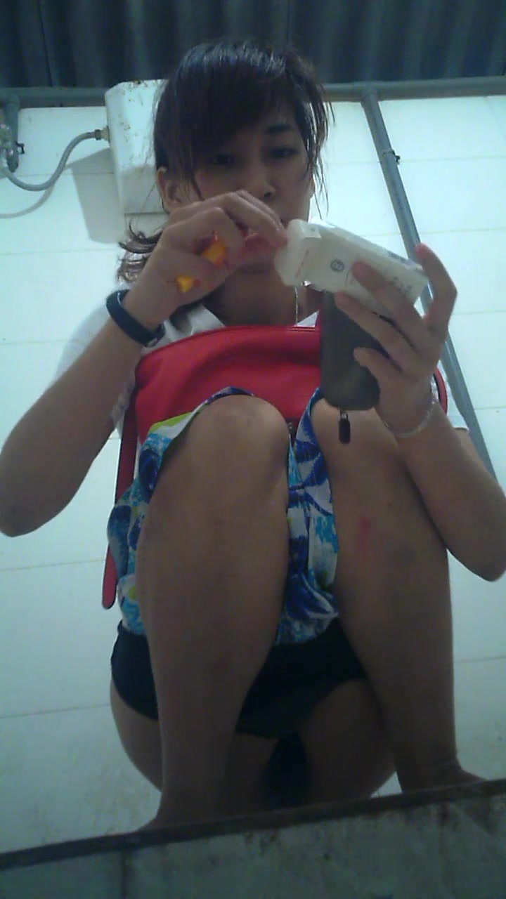 廁拍大神潛入國內某購物中心公共女廁偸拍各式美女少婦如廁噓噓 有個孕婦穴門張開好大看得欲火焚身 720P高清原版