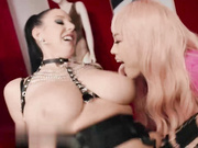 楚露露通过安吉拉和但丁的三人组解决了她性障碍