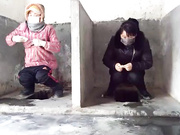 國內廁拍大神拍攝小縣城公共旱廁幾個年輕妹子如廁 雪白大屁股看得誘惑十足 露臉高清