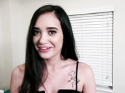 贾佩奇与好友凯尔西梦露分享男友，将她的三人行幻想变为现实