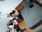 家庭攝像頭破解拍攝到的猴急大叔扒掉正在看電視的大屁股媳婦 各種花式體位啪啪無套內射 完事後邊扭屁股邊穿上衣服 露臉高清