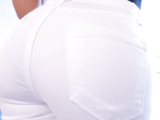 身材火辣的荡妇丽芙被亚舒亚王 操了她多汁的屁股