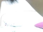 这么清纯可人的小美女口味如此之重 大姨妈来了还自慰抠逼弄了一手血 你就不怕得阴道炎吗