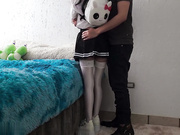 留守萝莉少女 家中被邻居哥哥 色诱玩弄 无套直接插进去了