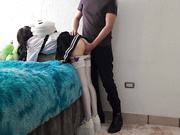 留守萝莉少女 家中被邻居哥哥 色诱玩弄 无套直接插进去了