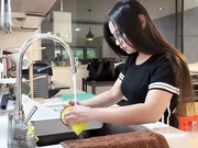 上门讨债没钱还只好用老婆的身体抵利息