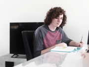 海莉·斯佩兹告诉继弟，“我可以穿上性感的衣服，你几秒钟内就会操我”