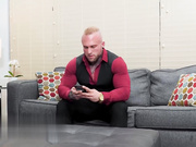 发现大奶保姆自慰，在没有安全套的情况下操了她