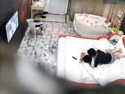 情趣酒店拍攝到的大皮床上帥氣小夥和單位寂寞離異少婦開房偷情 完事後擦逼才發現流了好多血 1080P高清