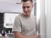 继母曼迪·雷亚对莫莉·利特尔说：“退后，我需要一个新的男孩玩具