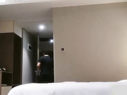 带00后清纯白净小妹妹开房，水灵粉嫩逼紧，精彩对白真实搞笑