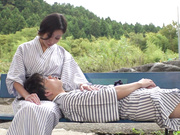 [FJIN-019] 息子ほど年の離れたバイト先の男子学生達と一泊二日の温泉旅行に来たFcup巨乳.... - 2of5