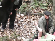 郊外公園密林裏2個猥瑣大叔與中年婦女啪啪野戰 輪流一個操另一個放哨 貌似有點猛 720P高清