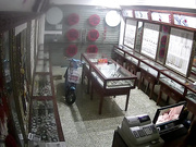 黑客破解商業街老銀鋪首飾店監控偷拍老板娘和老公一塊看黃色電影嗨起在小長凳來一炮 720P高清