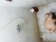 晚上趴透氣窗拍攝隔壁打工妹子洗澡更衣 雪白肌膚堅挺美乳看得讓人欲火焚身 貌似不小心被發現了～720P高清