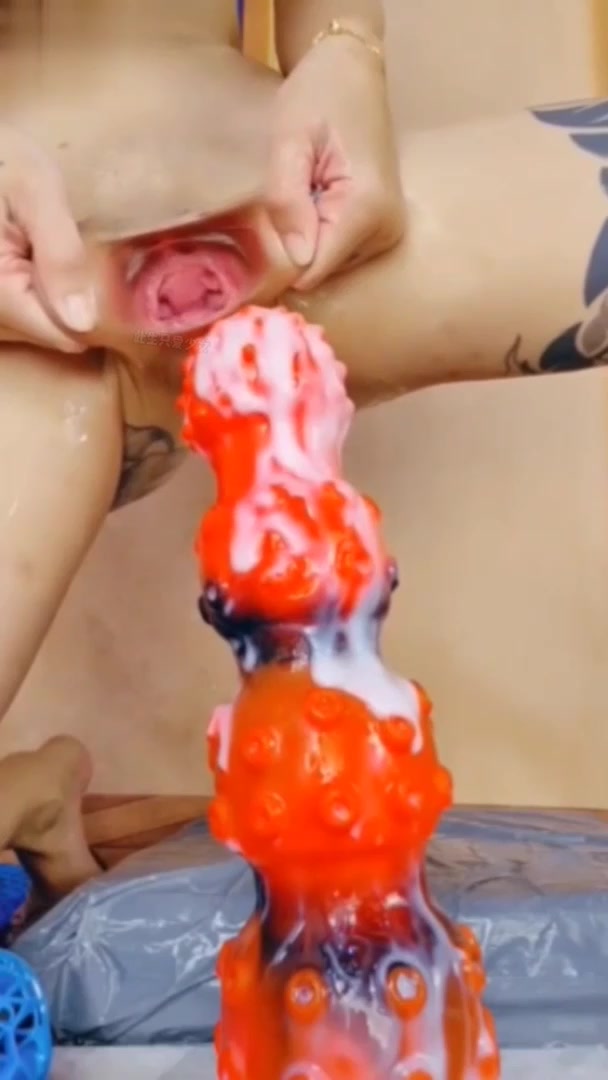 反差小太妹展示“吞屌”绝技，堪称海纳百川啊