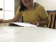 劇情演繹之家庭音樂老師教豐滿良家眼鏡熟婦學彈吉它 趁機強行扒掉衣服啪啪 椅子上後入無套內射 精彩對白 720P高清原版