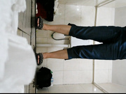 精品推薦 某高校公共女廁全景拍攝各式美女如廁 貌似有個來月事的氣質眼鏡妹子下面毛毛非常濃密～1080P高清