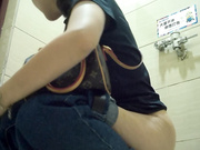 某商場公共衛生間拍攝到的各式美女少婦如廁 貌似有個妹子穿的開檔絲襪褲蠻性感的方便直接後入 1080P高清