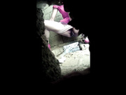 農村旱廁喝喜酒潛伏拍攝到的喝得有點多的紅旗袍紅高跟肉絲伴娘尿尿 邊尿邊和男的說話 國語1080P高清