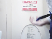 最新流出-美女如雲的高級餐廳公共衛生間拍攝到的各種風格氣質美女如廁 有個牛仔背帶褲妹子擦逼逼的姿勢很誘人 720P高清原版