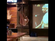 精品推薦 KTV包間顏值不錯模特跳脫衣鋼管舞 搔首弄姿挑逗風騷十足 1080P原版高清