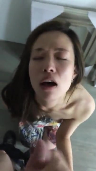 这个骚货一边自慰一边给男人口