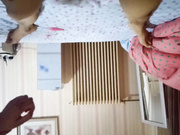 美女夫妻星級酒店開房找單男玩3P遊戲 穿上情趣絲襪挑逗輪流前後雙插幹得嗷嗷直叫 場面淫蕩 露臉高清