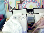 咪咪很大很粉嫩的豐滿妹子與中年大叔酒店偷情 按在床邊爆力抽插幹得尖叫聲不斷 好爽好刺激～720P高清原版