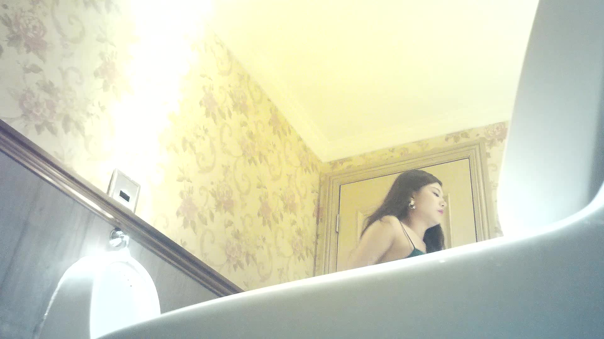 國內某KTV會所公共衛生間裏刁鉆角度定點偸拍3位氣質漂亮美女如廁噓噓 渾圓的大屁股微微張開的騷穴看得欲火焚身 1080P高清原版