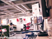 最近火熱的迪卡儂女主角最新流出又玩出新花樣 在賣床上用品的商場露出自慰～1080P原版高清