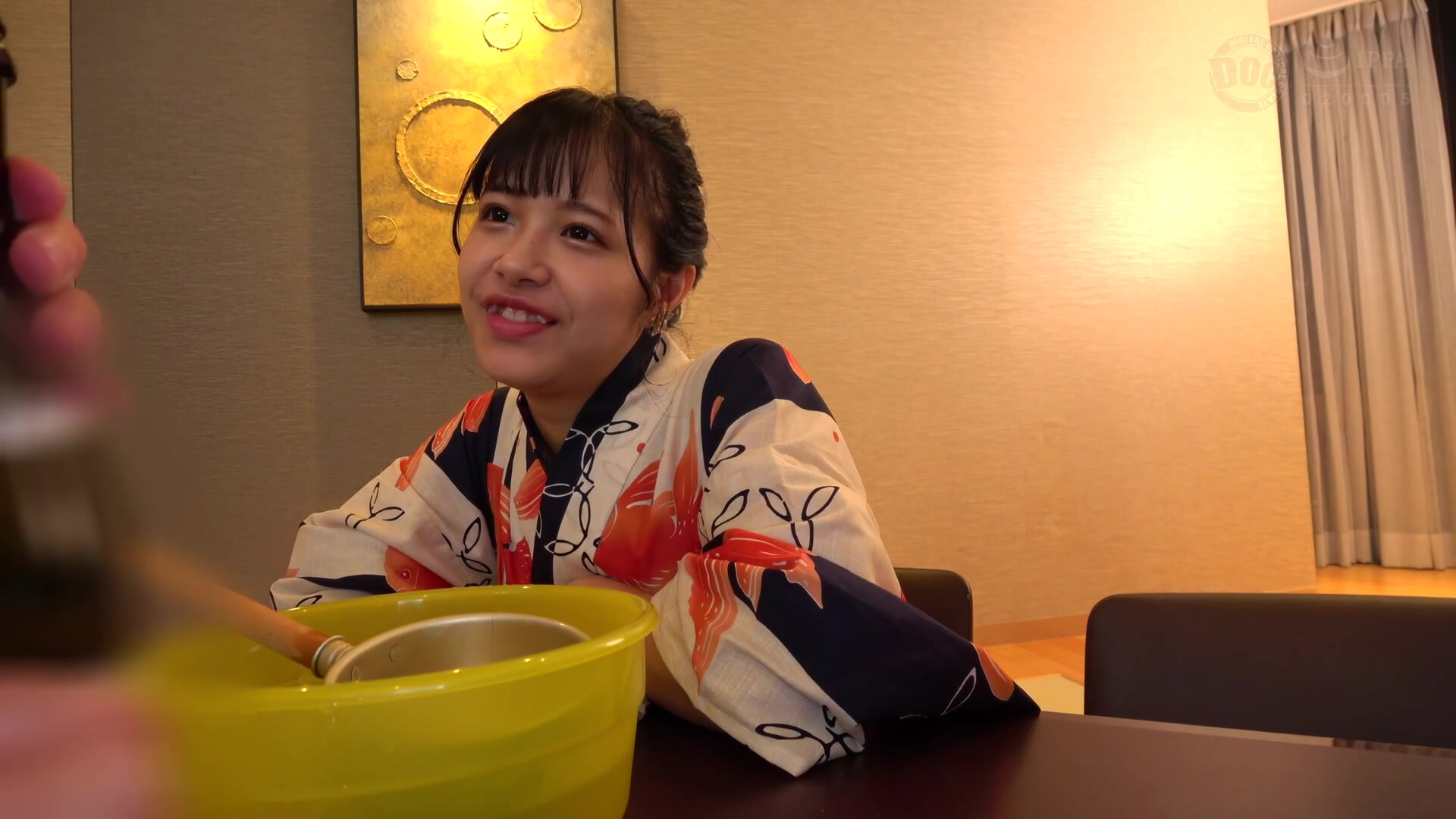 [HMRK-034] ガチ恋100％コンカフェ嬢 キュルキュルお目目とスレンダーボディでおじさんを刈りまくる小動物系美少女登場！花乃はるひ - 2of5