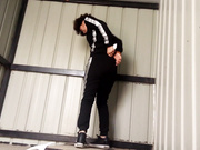 精品推薦 縣城廣場旁邊簡易旱廁側面拍攝各式美女少婦如廁 貌似拍攝的時候有人看過來就不停抖動 1080P高清