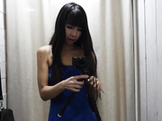 最新流出迪卡儂門事件女主角混血妹更衣室裏全裸假雞雞插穴自慰 高潮潮噴絕對刺激～1080P高清無水印