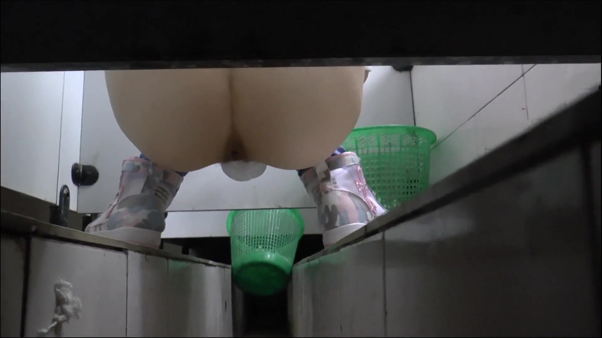 最新流出某學院公共女廁多角度拍攝各式美女如廁 貌似最後被妹子發現了大叫色狼 1080P高清原版