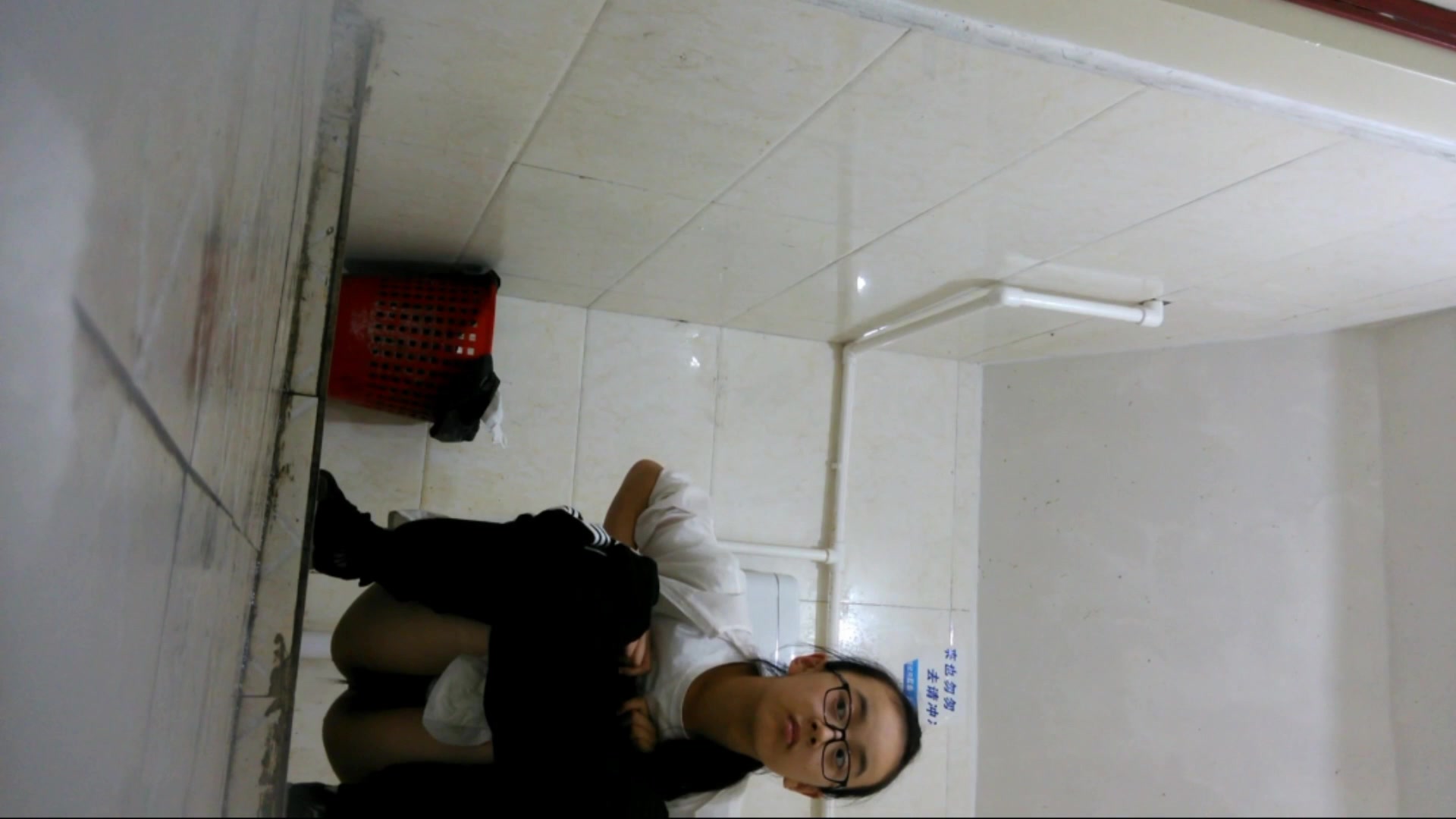 新全景高校女廁正面拍攝3個很有知識範黑框眼鏡美眉如廁噓噓 肥嫩逼逼看得誘惑十足 1080P高清