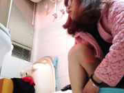 精品推薦 出租屋浴室攝像頭拍攝到的租客眼鏡少婦尿尿 用消毒液開水洗逼逼 看得欲火焚身誘惑十足～1080P高清